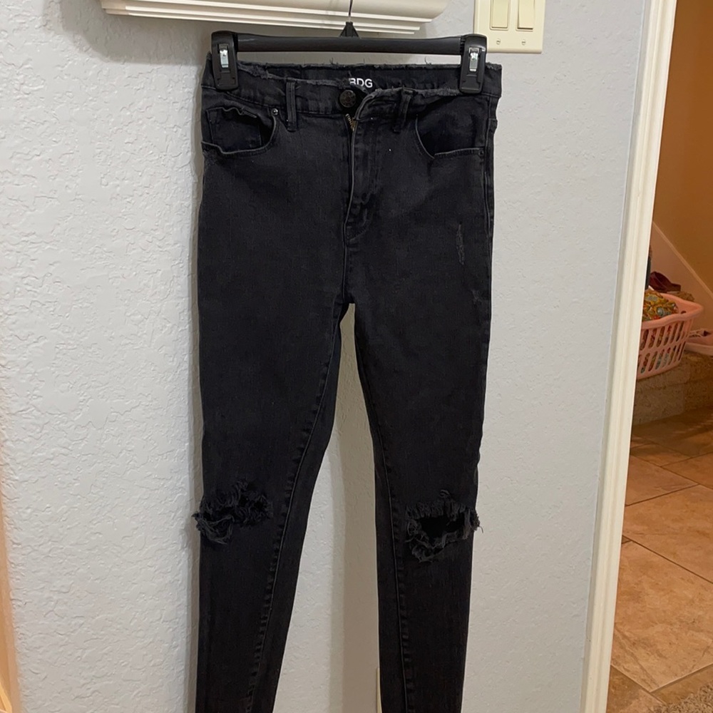 Back skinny jeans with holes at the knees